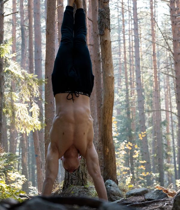 Man performing a controlled lower body strength exercise.
